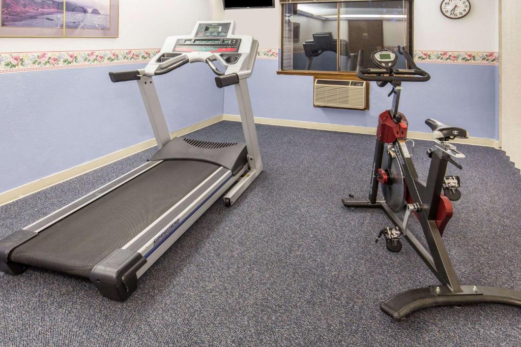 Fitness centrum a/nebo fitness zařízení v ubytování Days Inn by Wyndham Corvallis