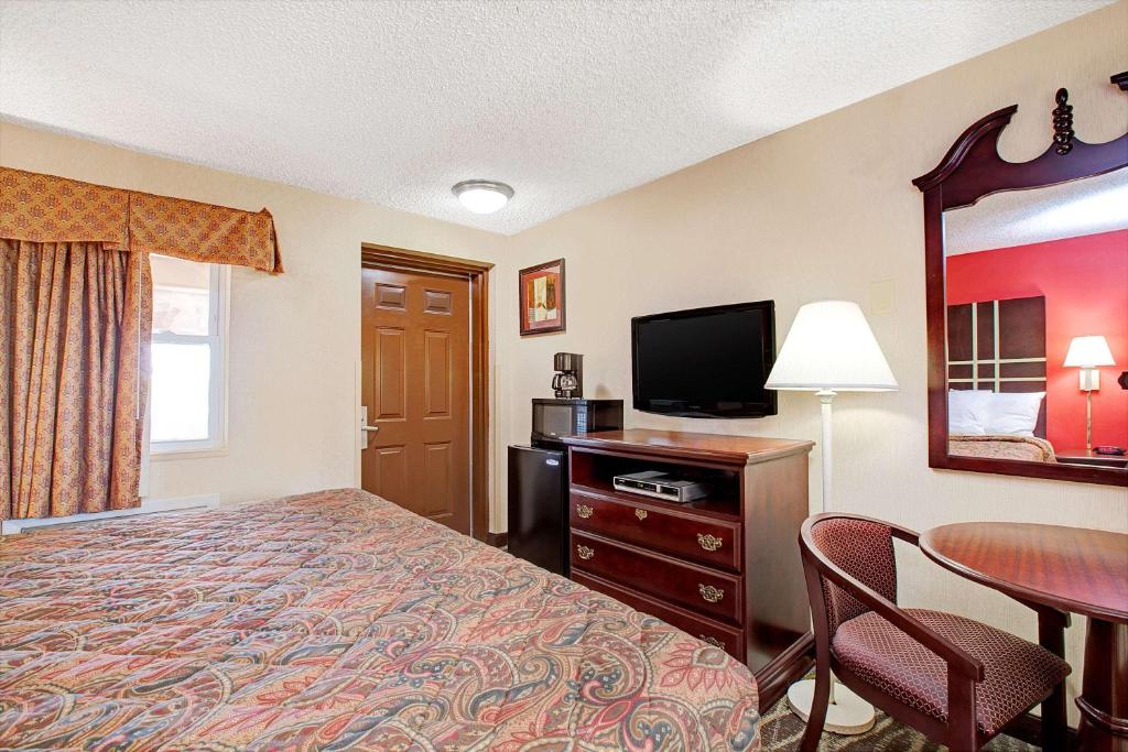 TV a/nebo společenská místnost v ubytování Days Inn by Wyndham Ridgefield NJ