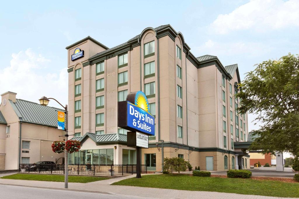 un edificio de hotel con un cartel delante en Days by Wyndham Niagara Falls Centre St. By the Falls, en Niagara Falls