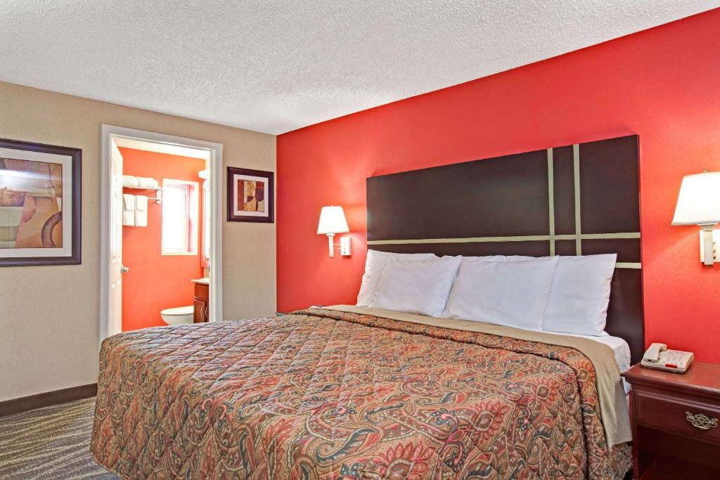 Postel nebo postele na pokoji v ubytování Days Inn by Wyndham Ridgefield NJ