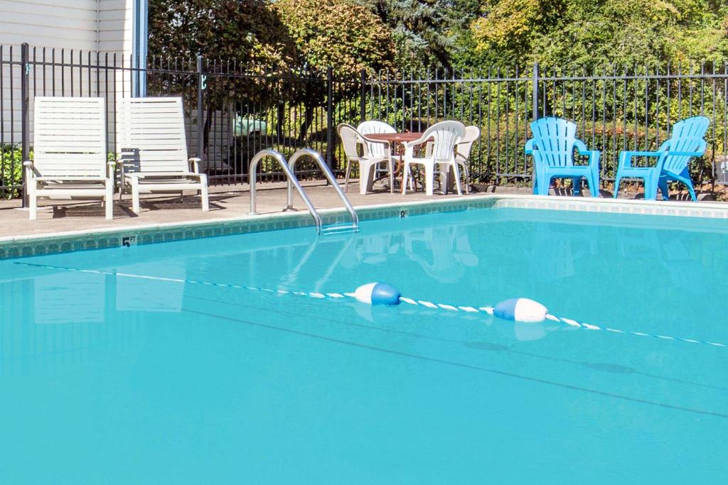 Bazén v ubytování Days Inn by Wyndham Corvallis nebo v jeho okolí