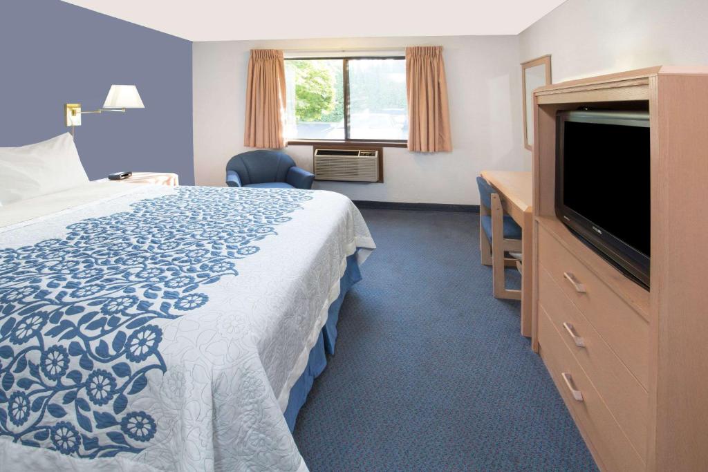 Postel nebo postele na pokoji v ubytování Days Inn by Wyndham Corvallis