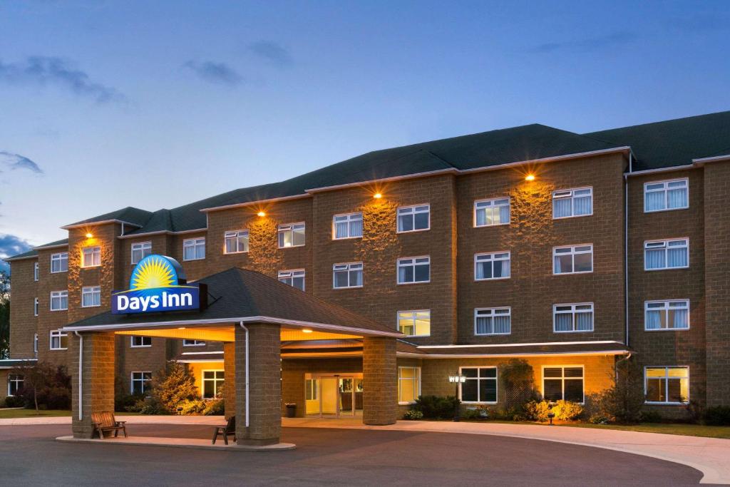 a hotel with a sign that reads dbs inn at Days Inn by Wyndham Oromocto Conference Centre in Oromocto