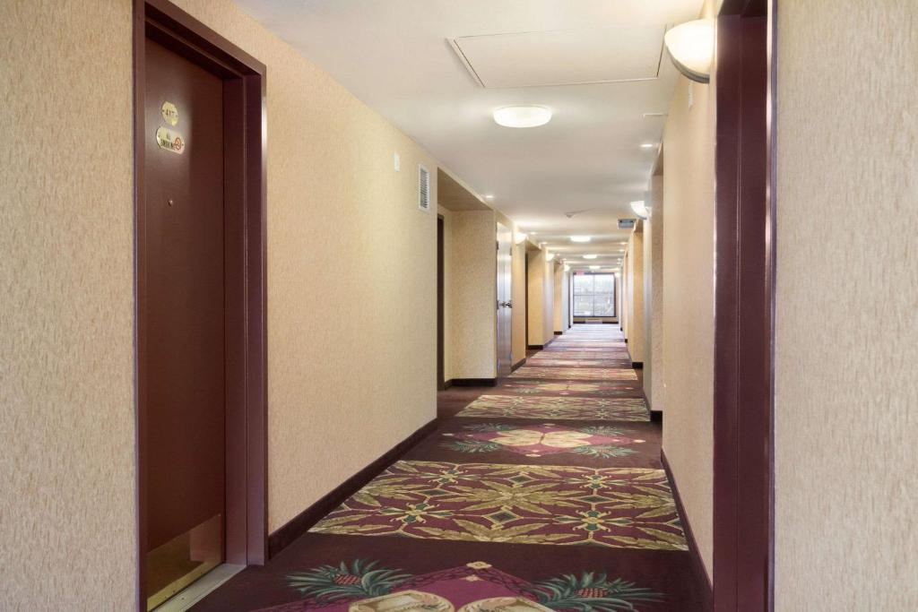 a corridor of a hotel hallway with a corridorngthngthngthngthngthngthngth at Days Inn & Suites by Wyndham Langley in Langley