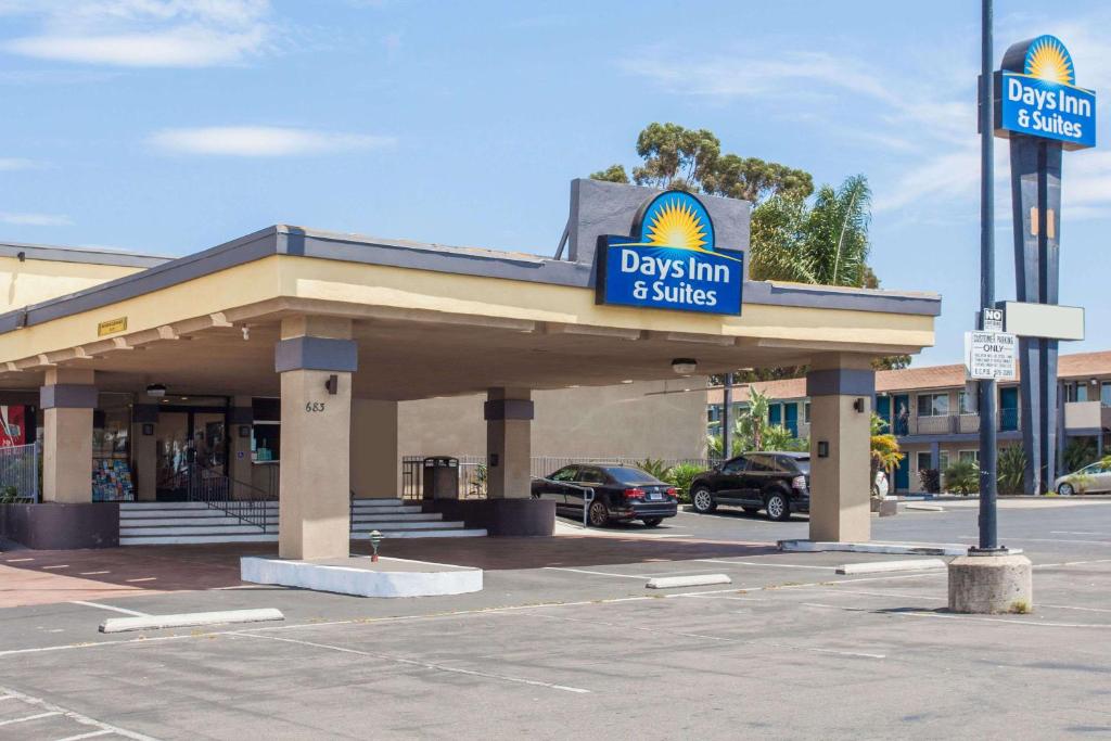 un distributore di benzina con un cartello sopra di Days Inn by Wyndham San Diego-East/El Cajon a El Cajon