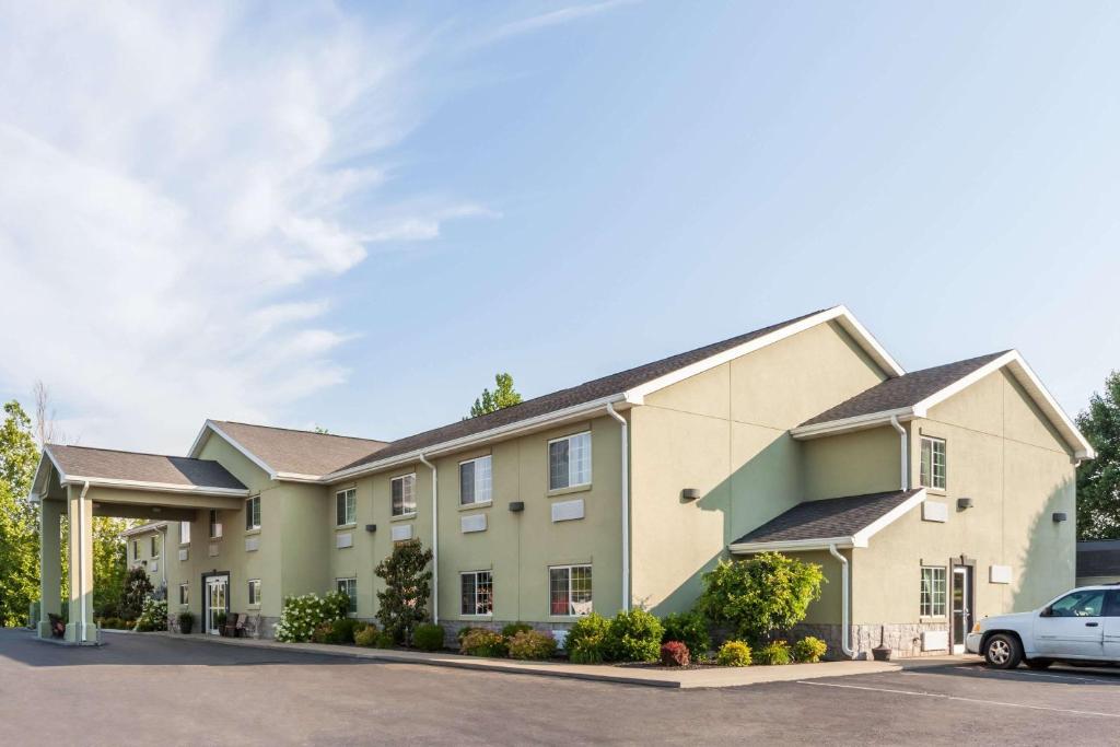 a building with a car parked in front of it at Days Inn by Wyndham Central City in Central City