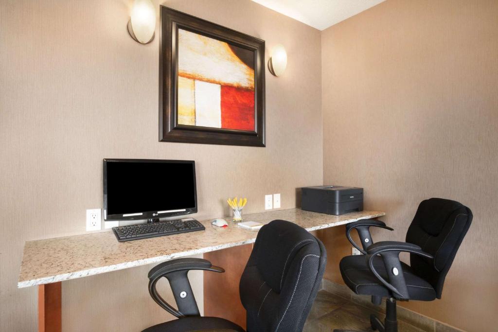 TV a/nebo společenská místnost v ubytování Days Inn & Suites by Wyndham Cochrane