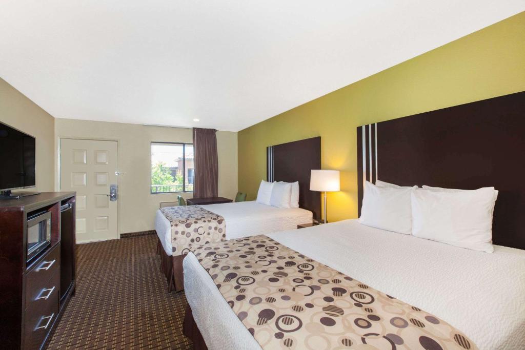 Days Inn by Wyndham San Jose Airport - 豪华皇后室和两个大床 - 不吸烟