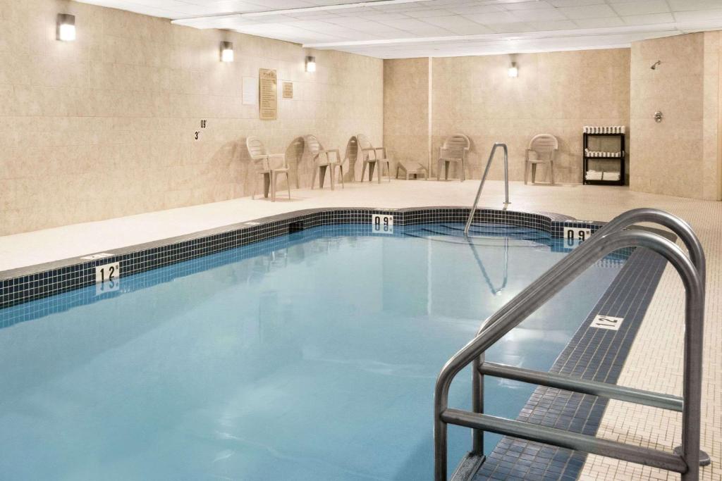 Bazén v ubytování Days Inn & Suites by Wyndham Cochrane nebo v jeho okolí