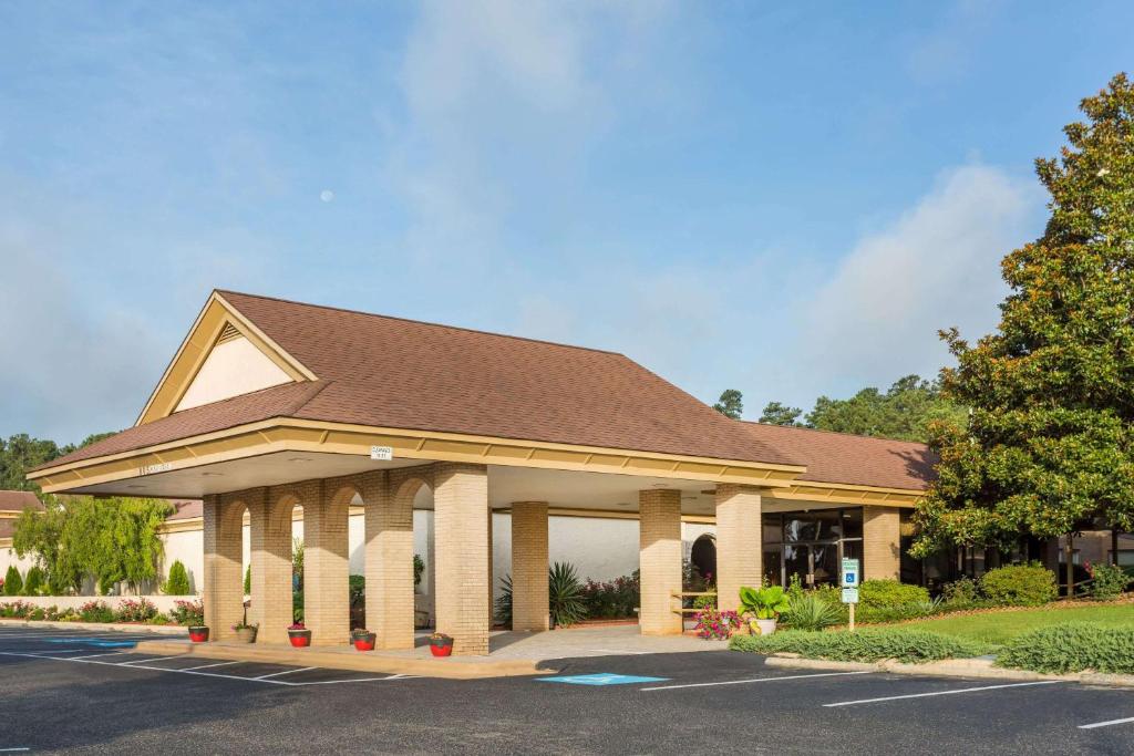 サザンパインズにあるDays Inn & Conf Center by Wyndham Southern Pines Pinehurstの屋根付きの大きな建物