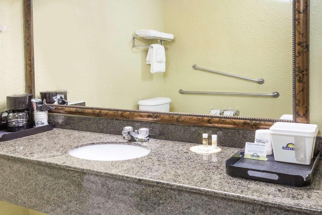 Hospitality Inn - Two Double Beds - Non-Smoking