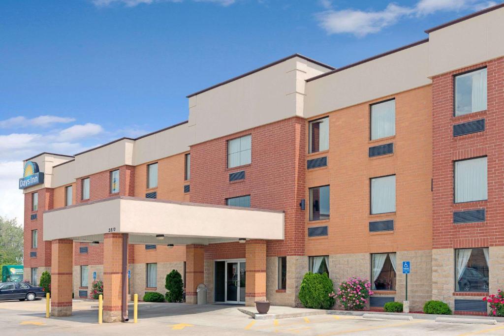 an office building with a red brick at Days Inn by Wyndham Downtown St. Louis in Saint Louis