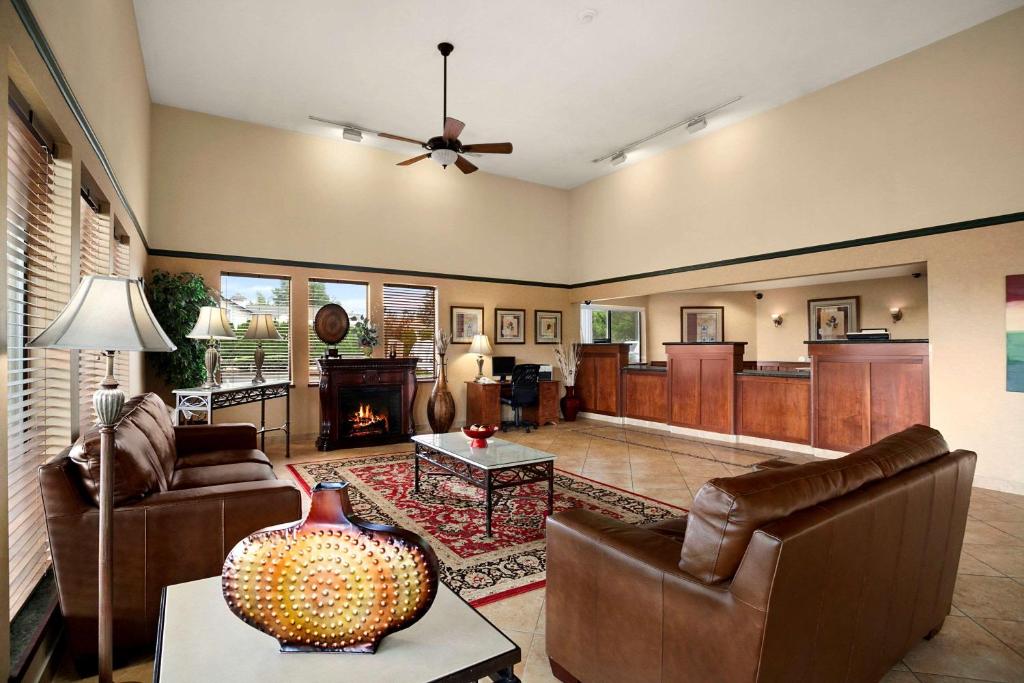 a living room with leather furniture and a fireplace at Colony Inn in Kent
