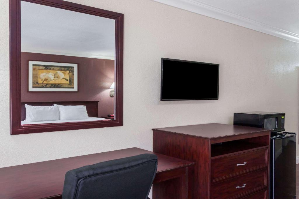 Hospitality Inn - Deluxe Room With Two Double Beds - Non Smoking
