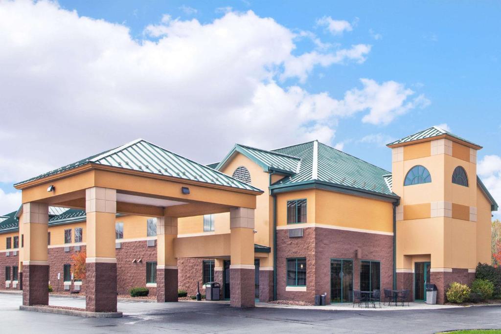 ein großes Backsteingebäude mit einem Pavillon in der Unterkunft Days Inn by Wyndham Brewerton/ Syracuse near Oneida Lake in Brewerton