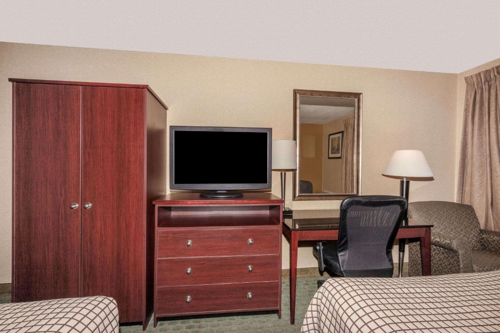 TV a/nebo společenská místnost v ubytování Days Inn by Wyndham Utica
