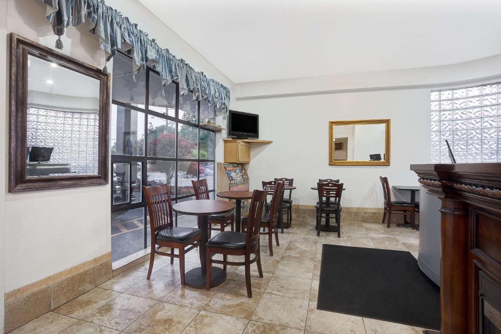 Days Inn by Wyndham Seattle North of Downtown, Seattle (updated prices ...