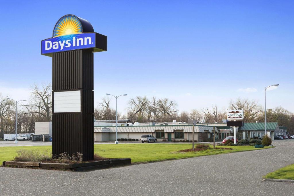 a days inn sign in front of a building at Days Inn by Wyndham Rock Falls in Rock Falls