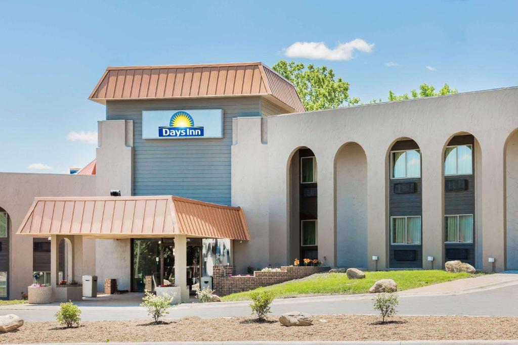 a front view of a hotel with a sign on it at Days Inn by Wyndham West Des Moines in West Des Moines