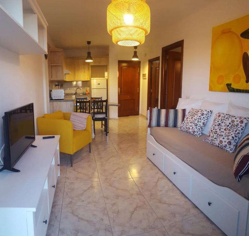 een woonkamer met een bed en een bank en een keuken bij El Hierro in El Médano