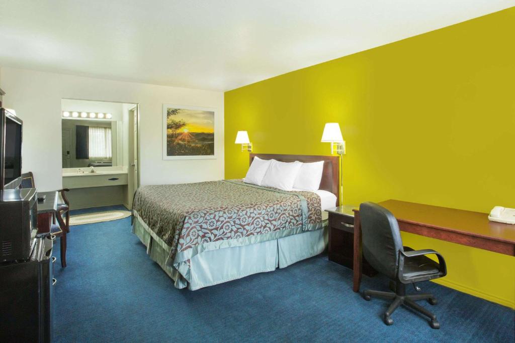 Postel nebo postele na pokoji v ubytování Days Inn by Wyndham Delta