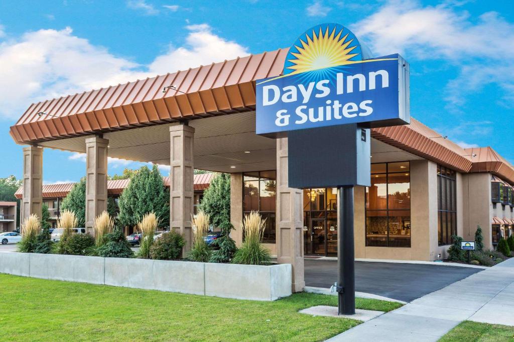 a days inn and suites sign in front of a building w obiekcie Days Inn & Suites by Wyndham Logan w mieście Logan