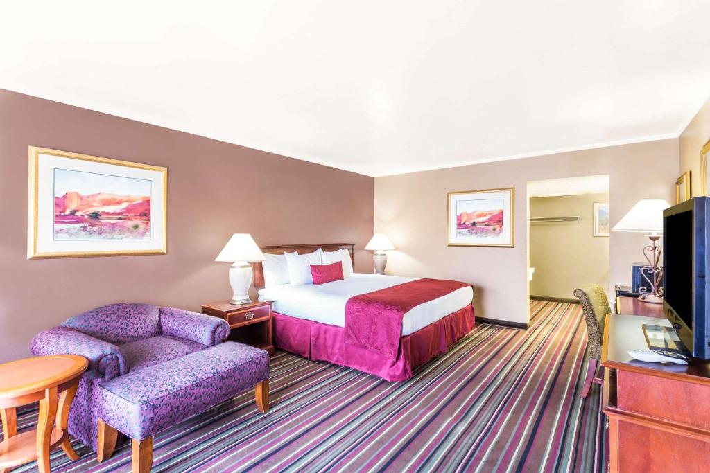 Postel nebo postele na pokoji v ubytování Days Inn & Suites by Wyndham Logan