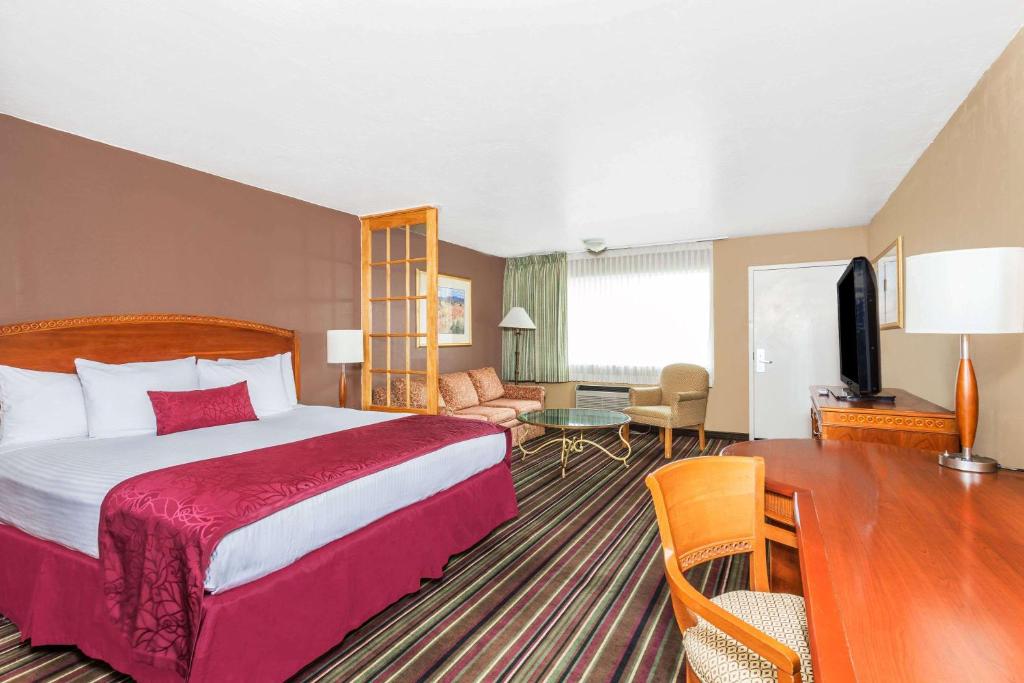 Postel nebo postele na pokoji v ubytování Days Inn & Suites by Wyndham Logan