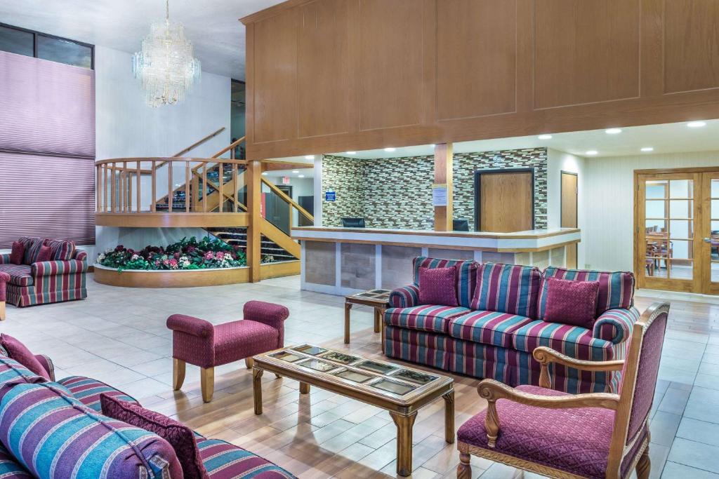 Posezení v ubytování Days Inn & Suites by Wyndham Logan