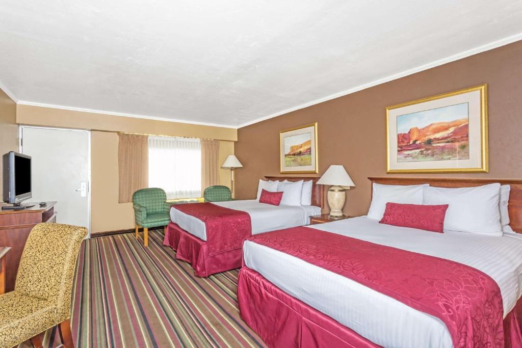 Postel nebo postele na pokoji v ubytování Days Inn & Suites by Wyndham Logan