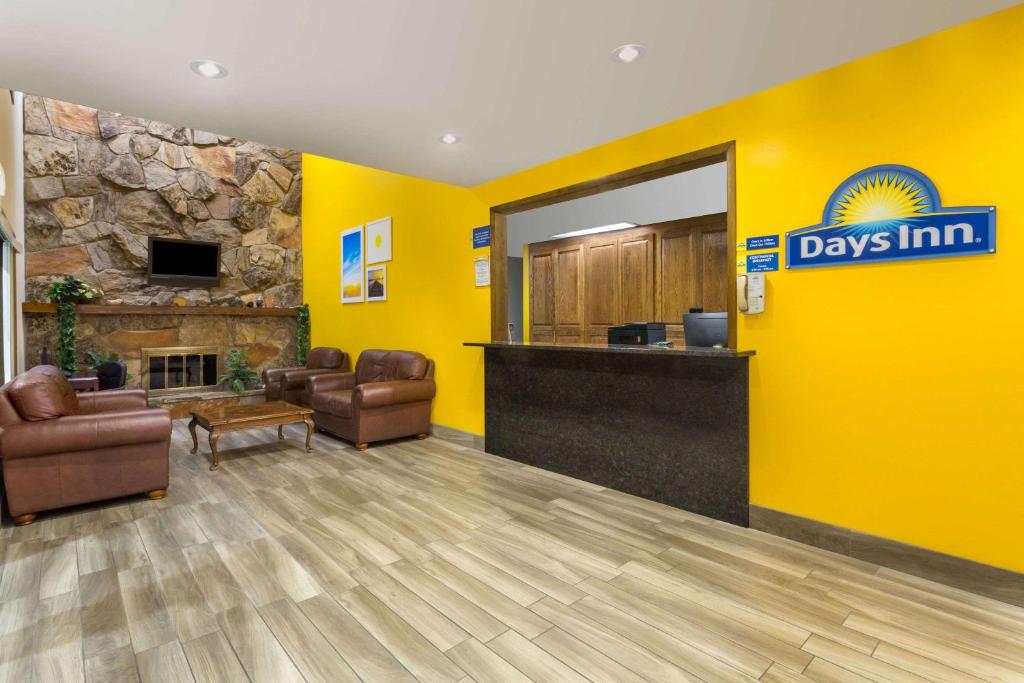 TV a/nebo společenská místnost v ubytování Days Inn by Wyndham Delta
