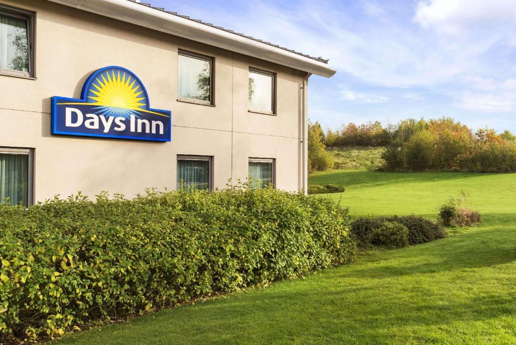 カノックにあるDays Inn Cannock - Norton Canesの建物脇の日帰り旅館看板