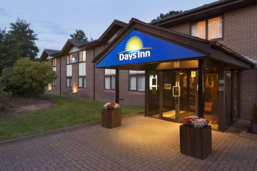 un edificio con un cartello addsim sulla parte anteriore di Days Inn Taunton a Taunton