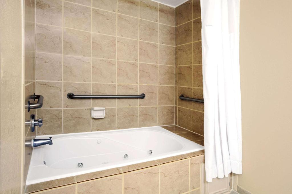 Days Inn & Suites by Wyndham Houston North/Aldine - King Room With Jetted Tub - Non-Smoking