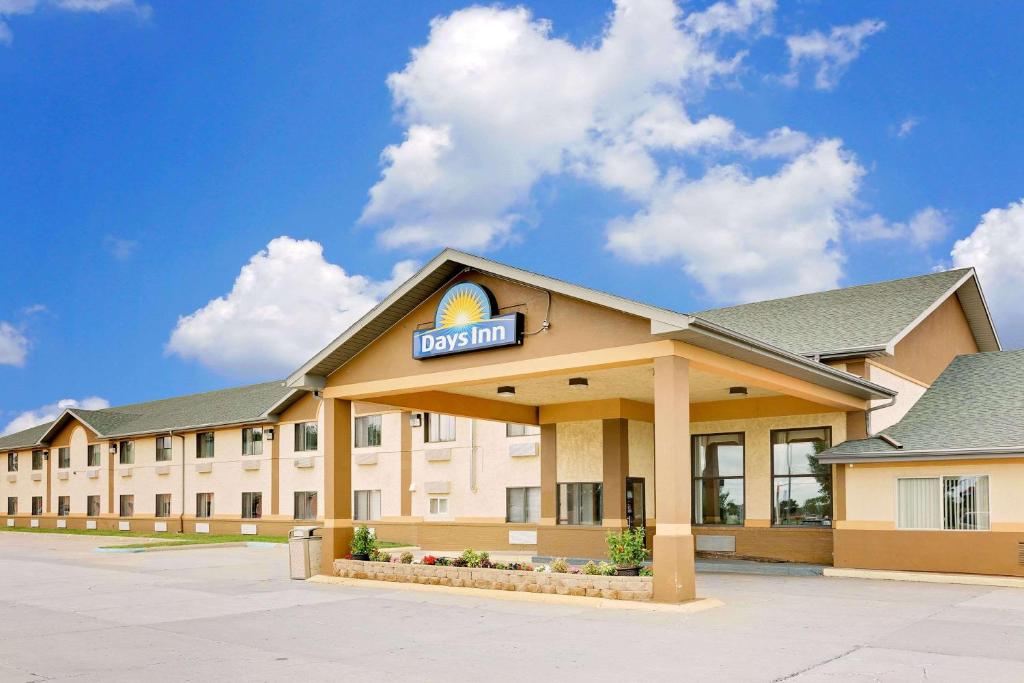 a hotel with a sign on the front of it at Days Inn by Wyndham North Sioux City in North Sioux City