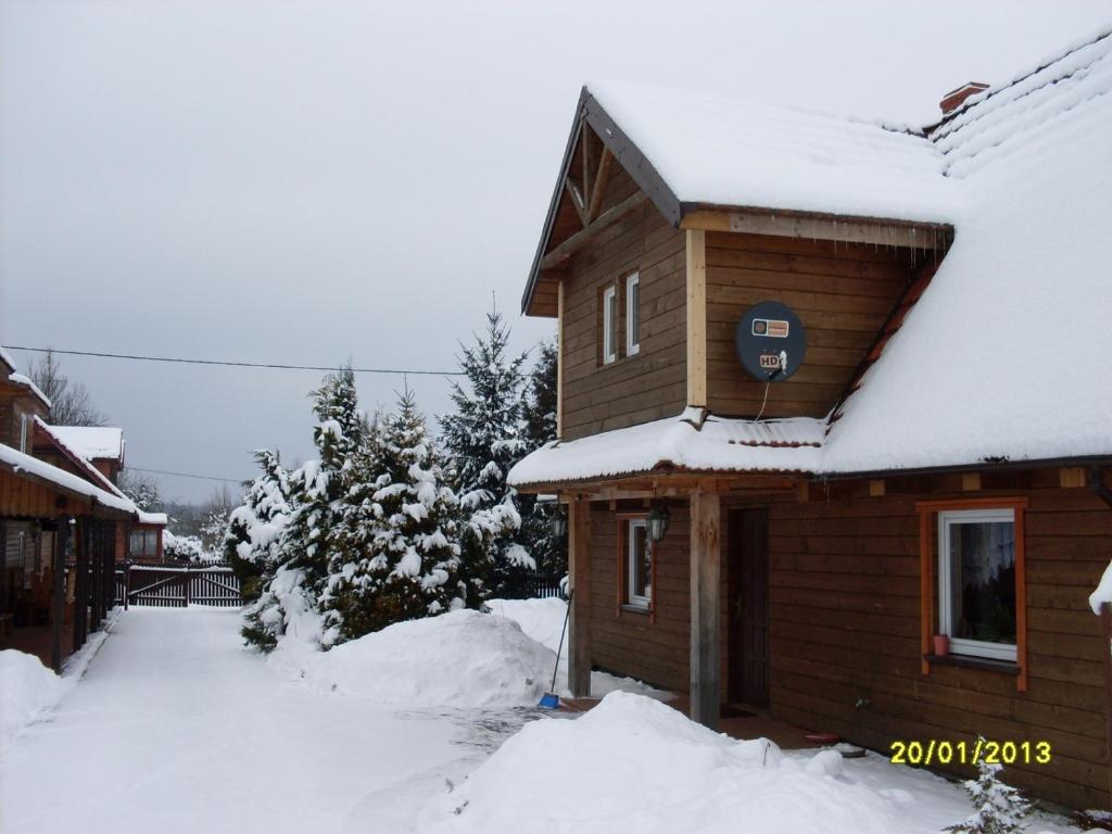Domek Jaskółka durante el invierno
