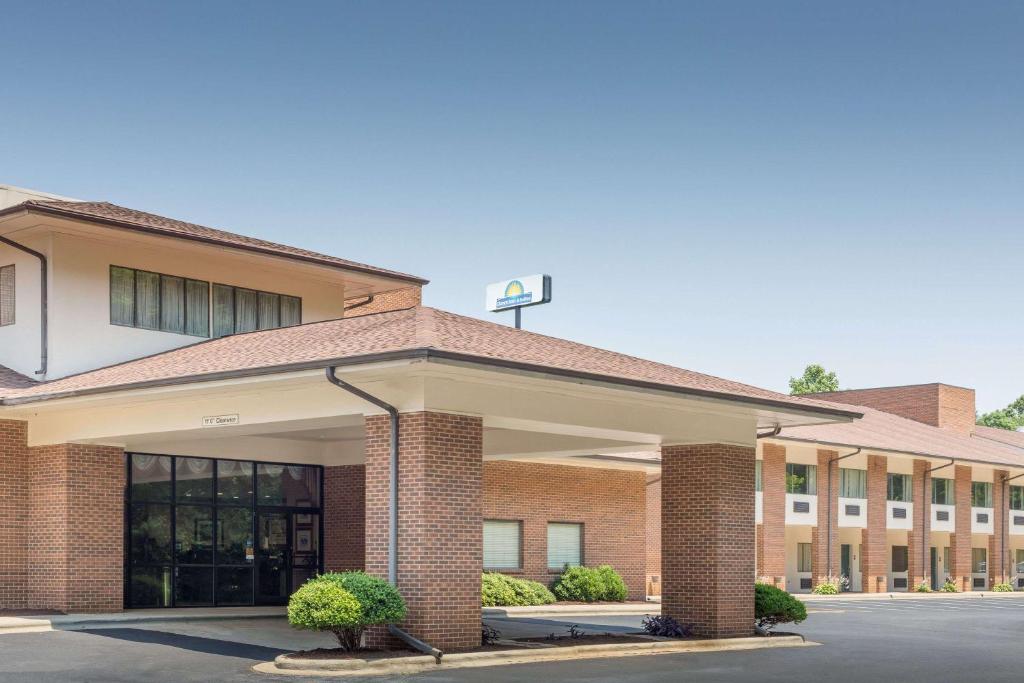 une projection de l'avant d'un bâtiment scolaire dans l'établissement Days Inn by Wyndham Lexington, à Lexington