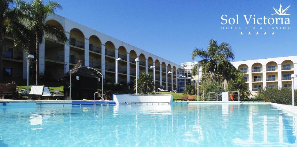 una grande piscina di fronte a un hotel di Sol Victoria Hotel SPA & Casino a Victoria
