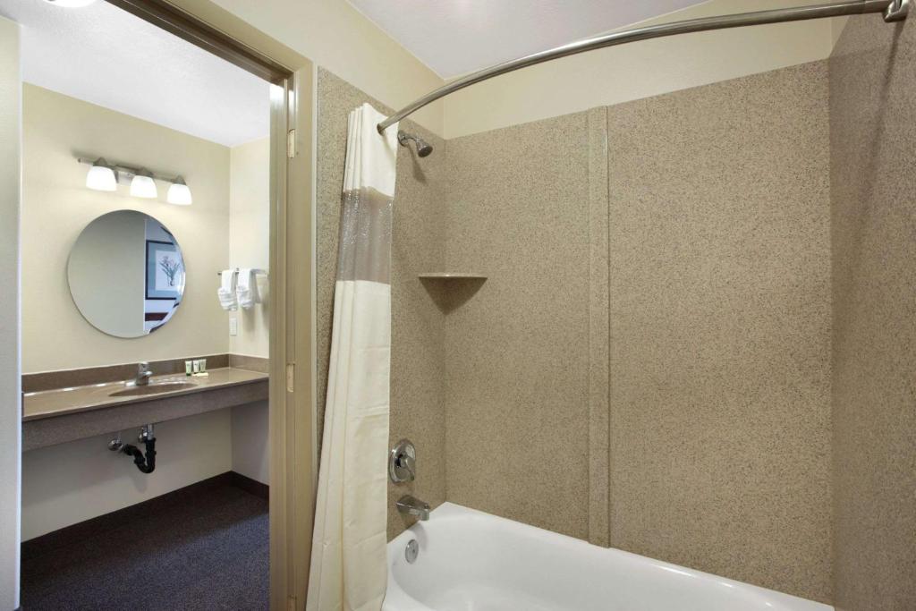 Days Inn by Wyndham Beaver - Habitación Con Cama Extragrande - No Fumadores