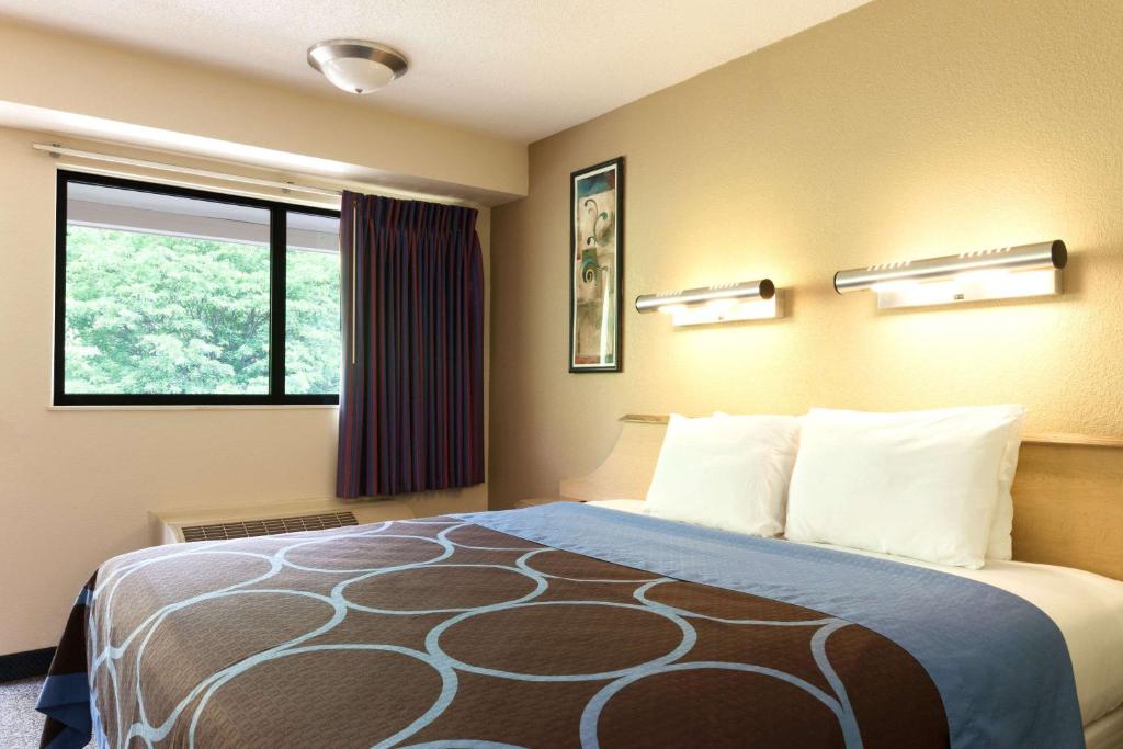 Postel nebo postele na pokoji v ubytování Days Inn by Wyndham Monmouth Junction-S Brunswick-Princeton