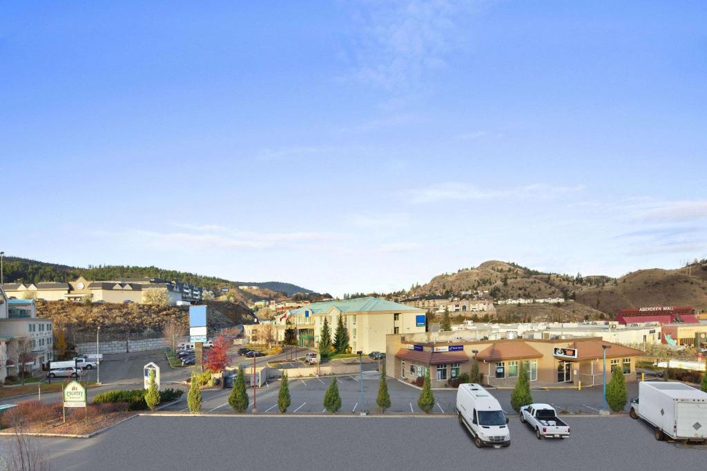 uma cidade com carros estacionados num parque de estacionamento em Days Inn by Wyndham Kamloops BC em Kamloops