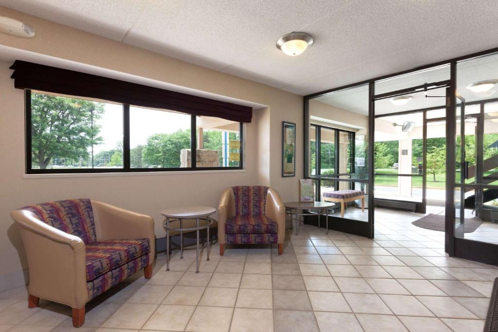 Posezení v ubytování Days Inn by Wyndham Monmouth Junction-S Brunswick-Princeton