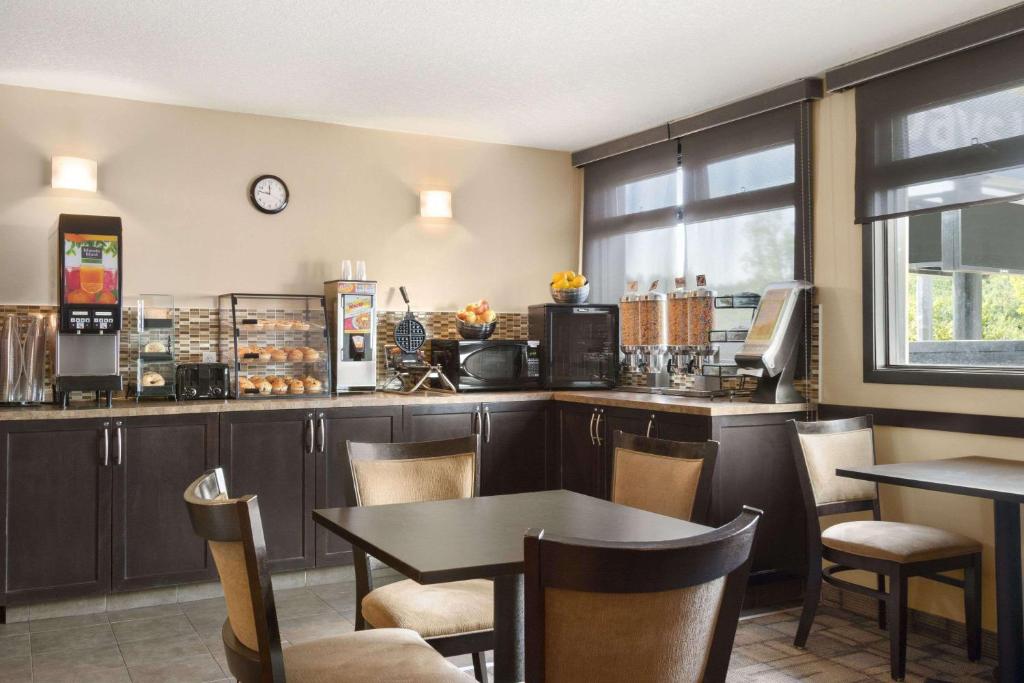 Příslušenství pro přípravu čaje a kávy v ubytování Days Inn by Wyndham Calgary Northwest