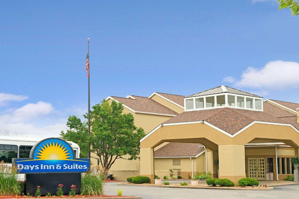 a rendering of a day inn and suites building at Days Inn by Wyndham St. Louis/Westport MO in Maryland Heights