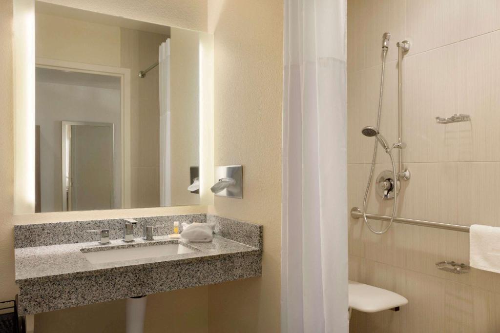 Days Inn & Suites by Wyndham Caldwell - Suíte King De 1 Quarto - Acessível/Não Fumante