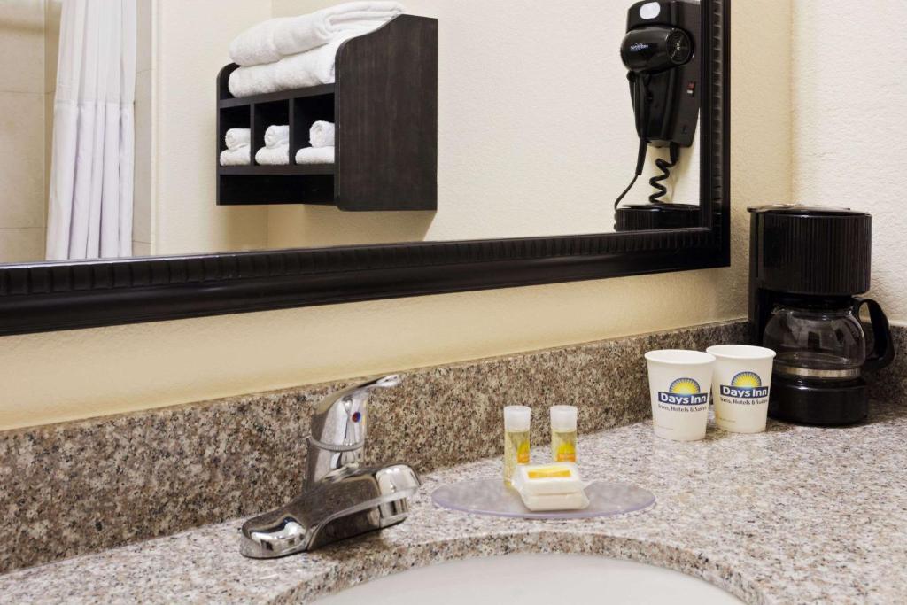 Days Inn & Suites by Wyndham Galveston West/Seawall photo