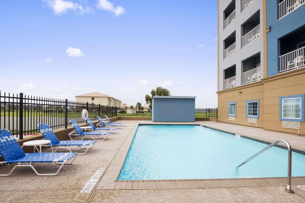 Days Inn & Suites by Wyndham Galveston West/Seawall photo