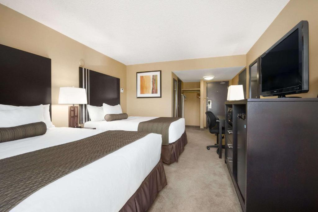 Postel nebo postele na pokoji v ubytování Days Inn by Wyndham Calgary Northwest