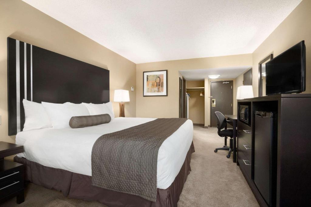 Postel nebo postele na pokoji v ubytování Days Inn by Wyndham Calgary Northwest