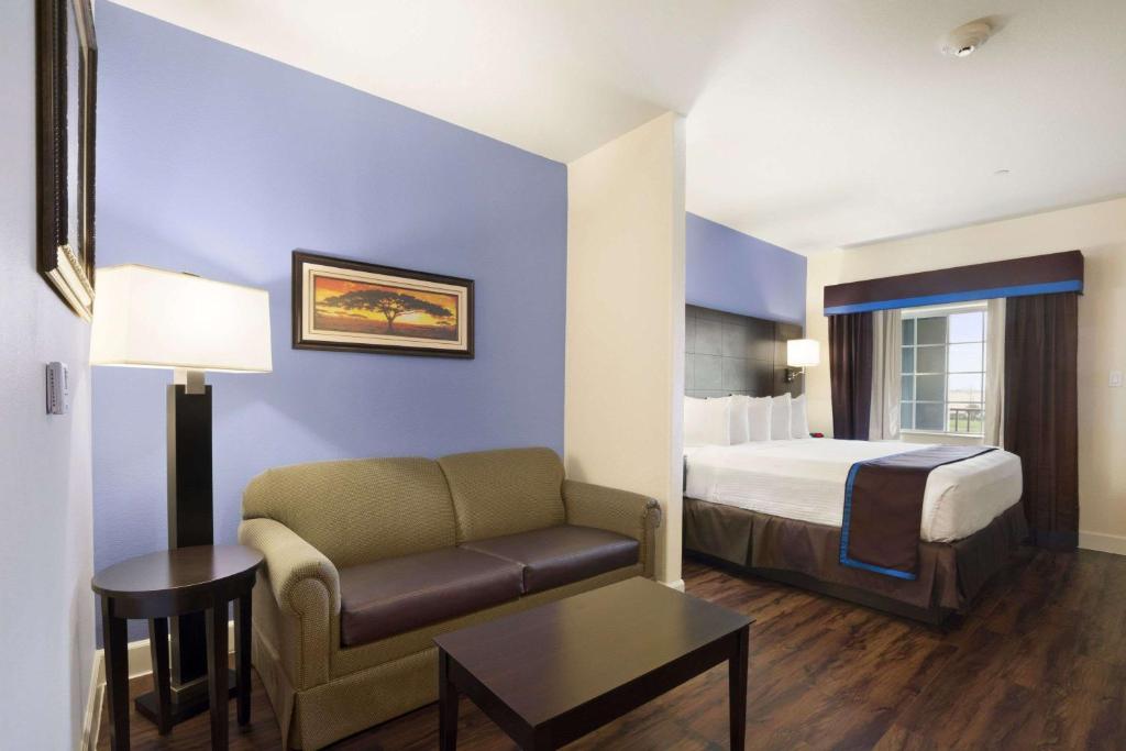 Days Inn & Suites by Wyndham Galveston West/Seawall photo